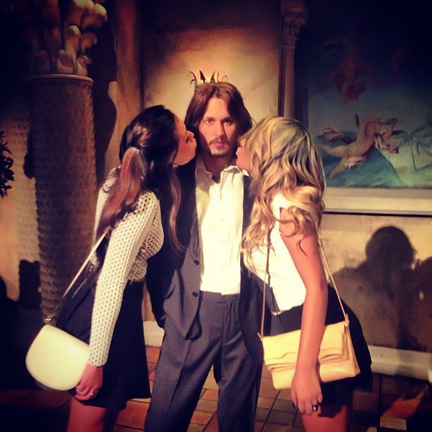 Irmã de Neymar beija estátua de Johnny Depp