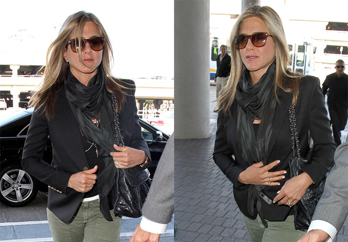  Jennifer Aniston embarca em Los Angeles exibindo seu grande anel de noivado