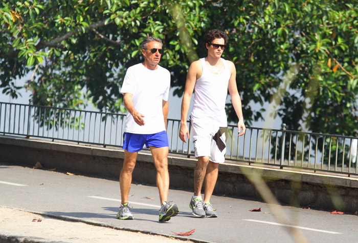 Felipe Dylon faz caminhada com o pai pela Lagoa, no Rio