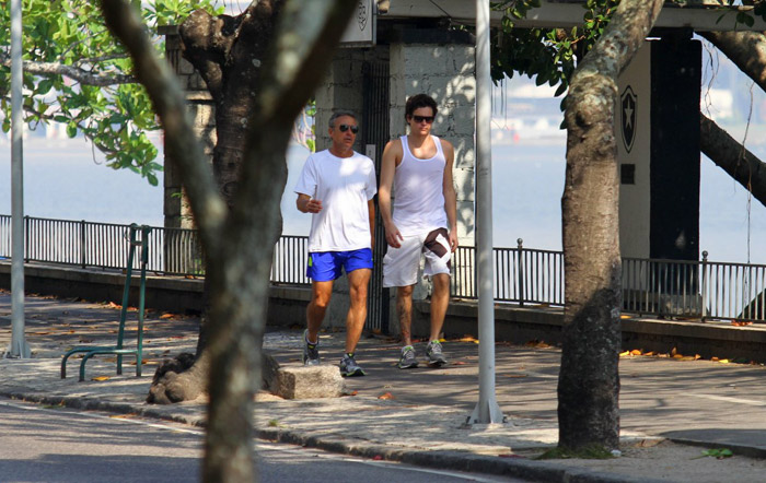 Felipe Dylon faz caminhada com o pai pela Lagoa, no Rio