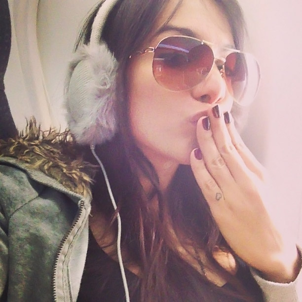  Com fone de ouvido pomposo, Anitta manda beijo no Instagram