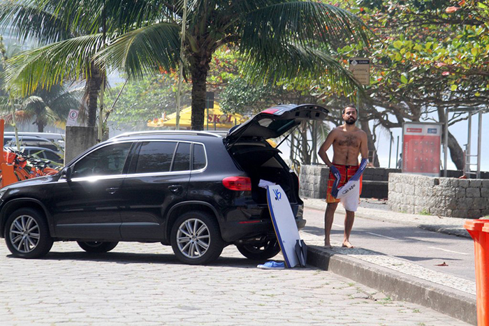 Ricardo Pereira vai à praia surfar