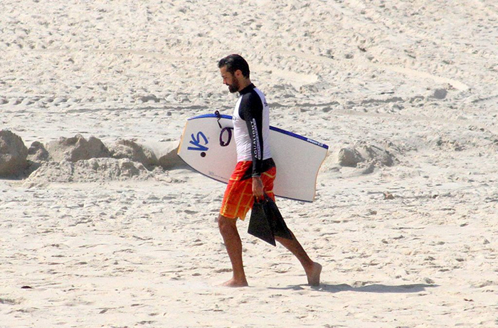 Ricardo Pereira vai à praia surfar