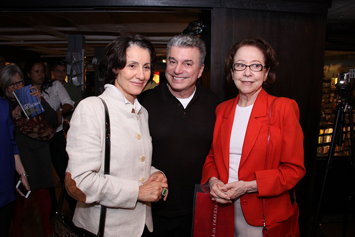 Fátima Bernardes prestigia Edney Silvestre em lançamento de livro