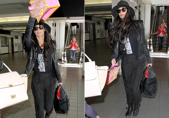 Demi Moore desembarca em Los Angeles só com uma bolsa e sacolinha