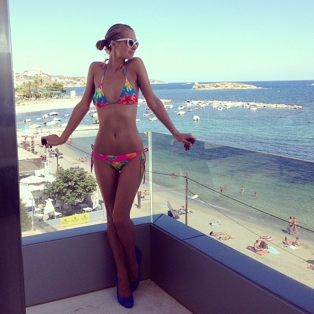 FLAVIA Paris Hilton exibe boa forma em biquíni estampado