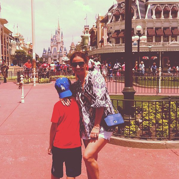 Giovanna Antonelli se diverte na Disney com filho Pietro