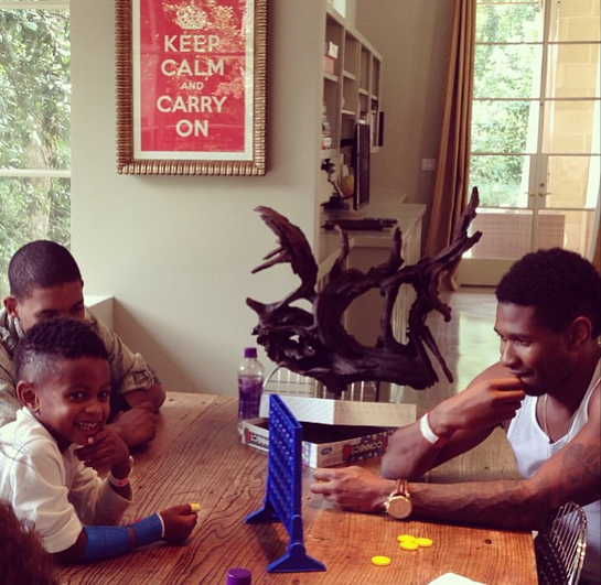 Usher brinca com o filho após acidente na piscina