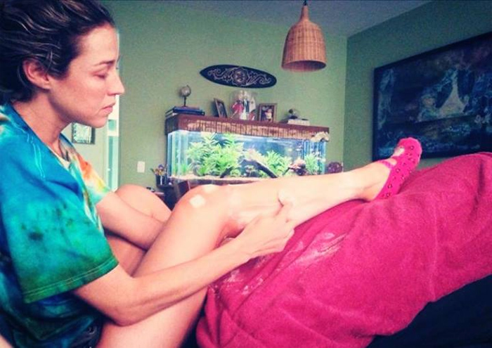 Após cirurgia, Luana Piovani depila suas pernas em casa