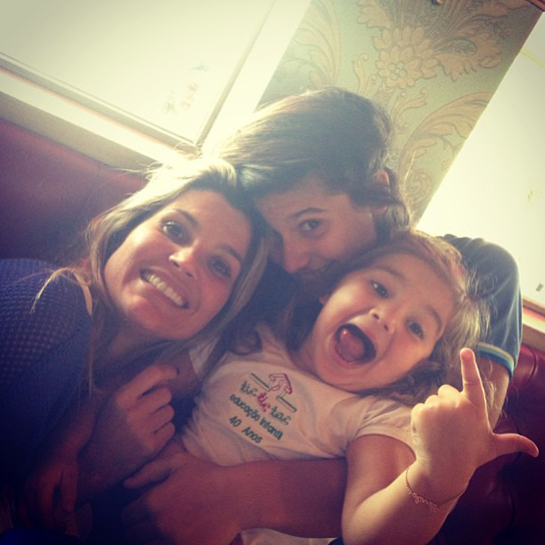 Flávia Alessandra se diverte em almoço com a família
