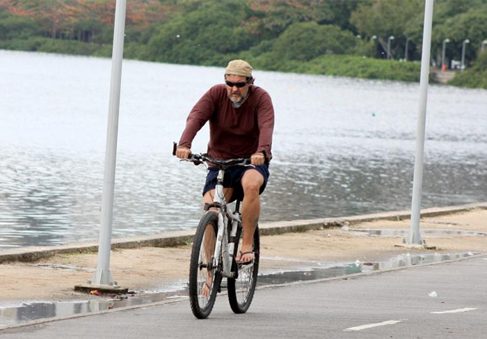 Antônio Calloni encara tempo frio e pedala na Lagoa