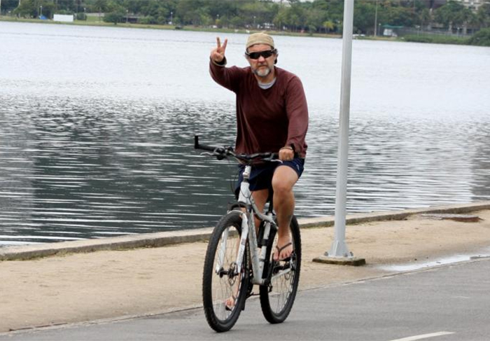 Antônio Calloni encara tempo frio e pedala na Lagoa