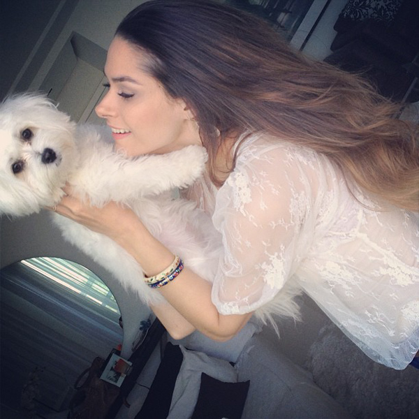 Fernanda Machado aparece em foto fofa com cadelinha