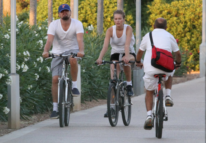 Leonardo DiCaprio anda de bike com a amada por Maiorca