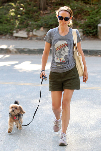Natalie Portman passeia com o cachorro por LA