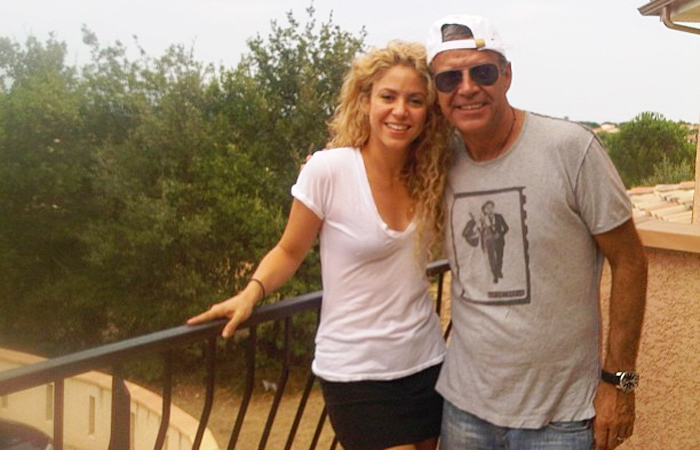 Shakira recebe o sogro, Joan, em sua casa na França