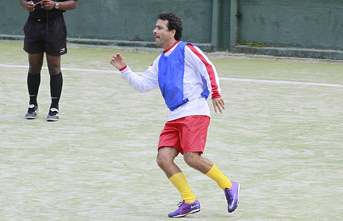 Rodrigo Santoro e Marcos Palmeira jogam futebol na Barra da Tijuca