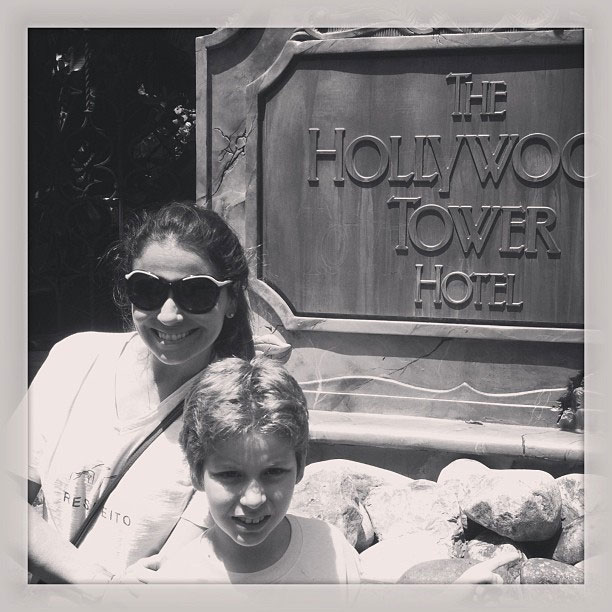 Giovanna Antonelli se diverte com o filho Pietro na Disney