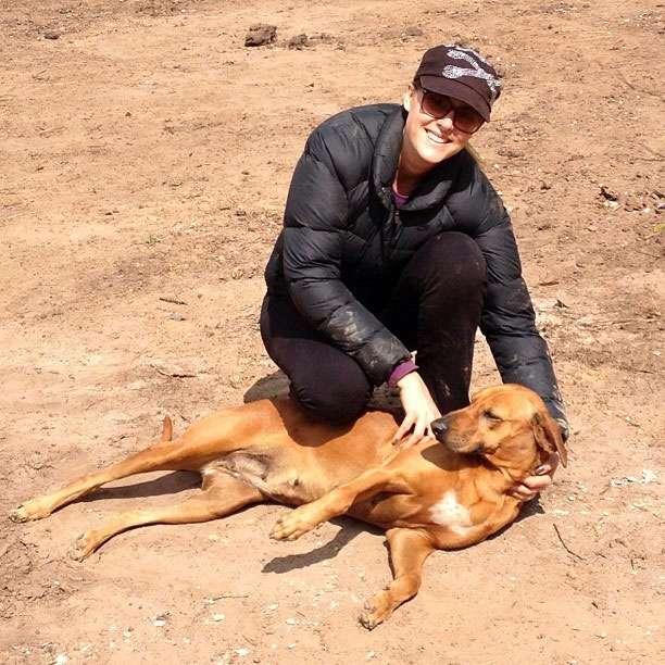 Ana Hickmann se diverte em brincadeira com sua cachorra