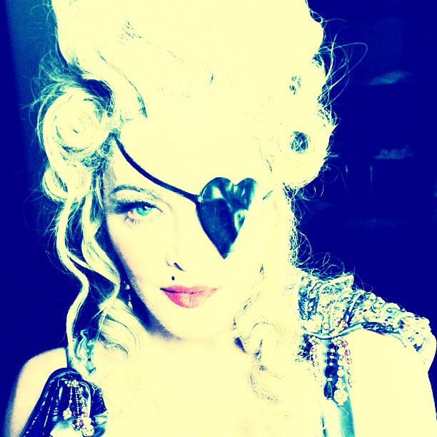 Madonna posta foto como “majestade fashion” no Instagram