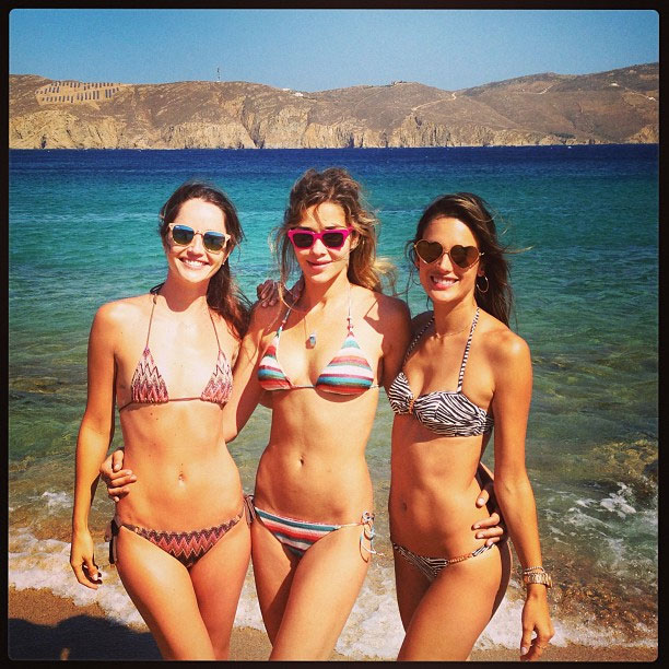 Alessandra Ambrósio curte a Grécia com Ana Beatriz Barros e Renata Maciel