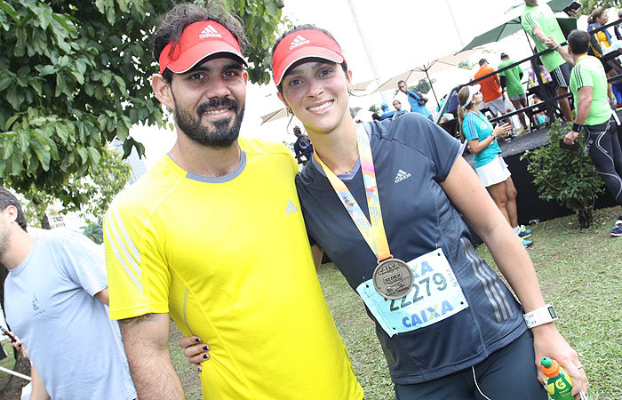 Juliano Cazarré participa da meia maratona internacional, no RJ