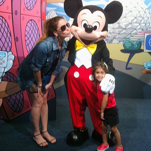 Giovanna Antonelli tieta o personagem Mickey com a filha