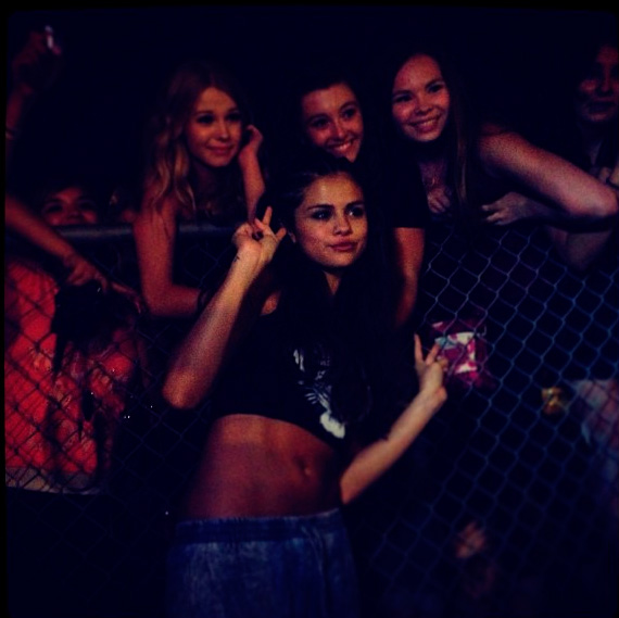 Selena Gomez aparece de barriga de fora em foto com fãs