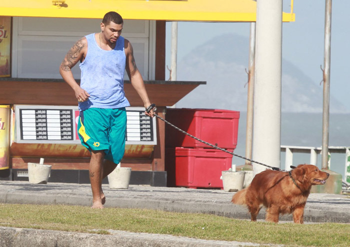 Naldo Benny corre com sua cachorra na orla da Barra