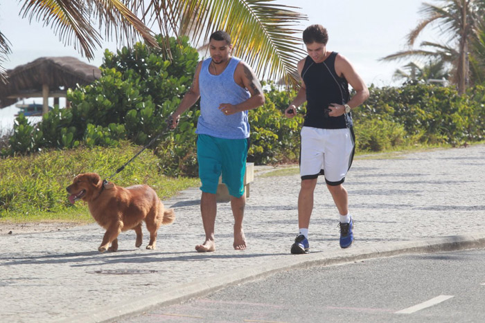 Naldo Benny corre com sua cachorra na orla da Barra