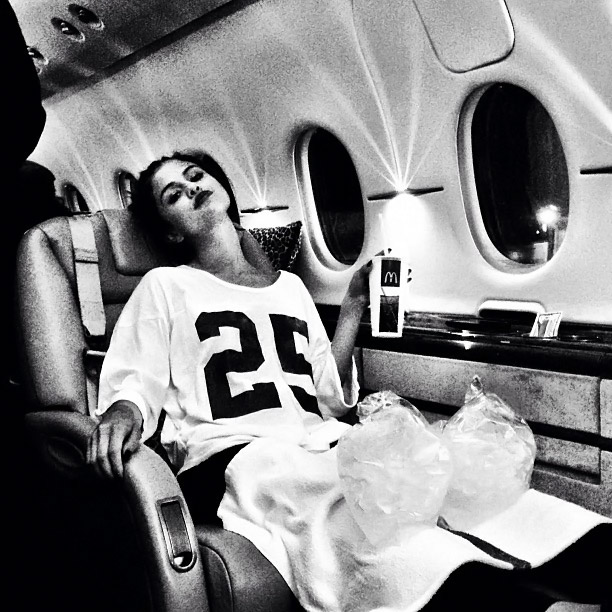 Selena Gomez exibe foto com bolsas de gelo nos joelhos
