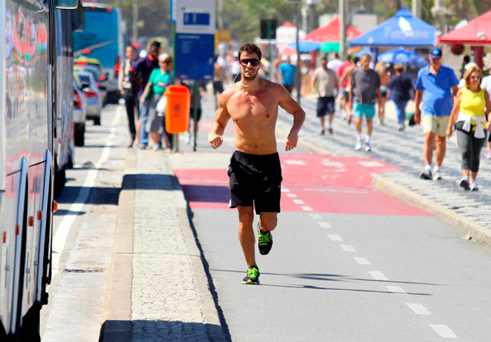 Lucas Malvacini se exercita em Ipanema