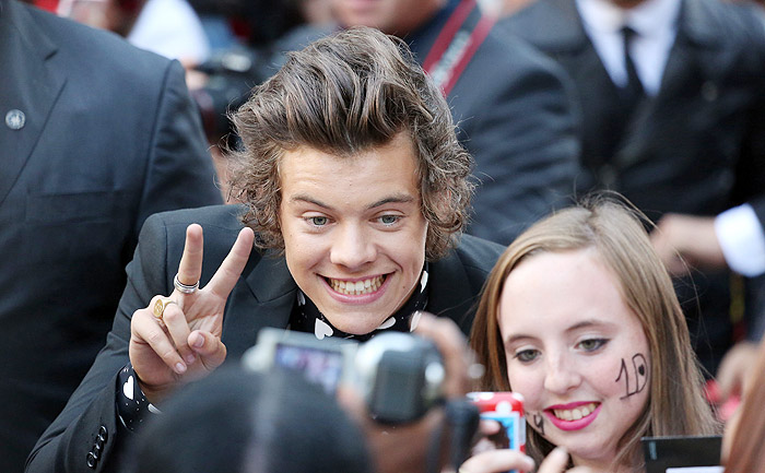 Harry Styles se surpreende com multidão em première de filme do One Direction