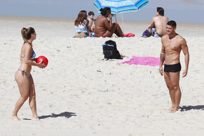 Ex-BBB Yuri bate bola com a namorada na praia