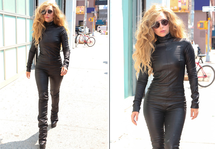 Lady Gaga circula por Nova York de macacão de couro preto justinho