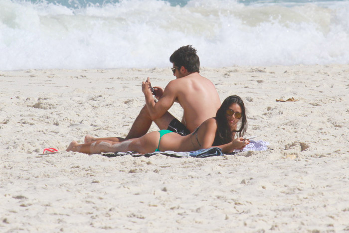 Bruno Gissoni e Yanna Lavigne namoram e tomam sol em praia do Rio