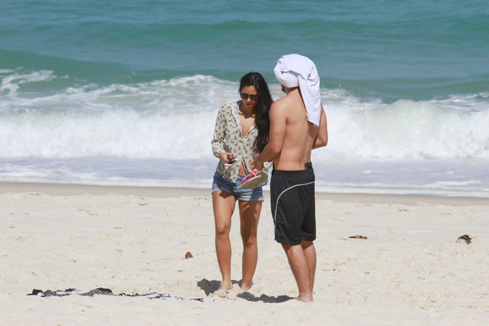 Bruno Gissoni e Yanna Lavigne namoram e tomam sol em praia do Rio