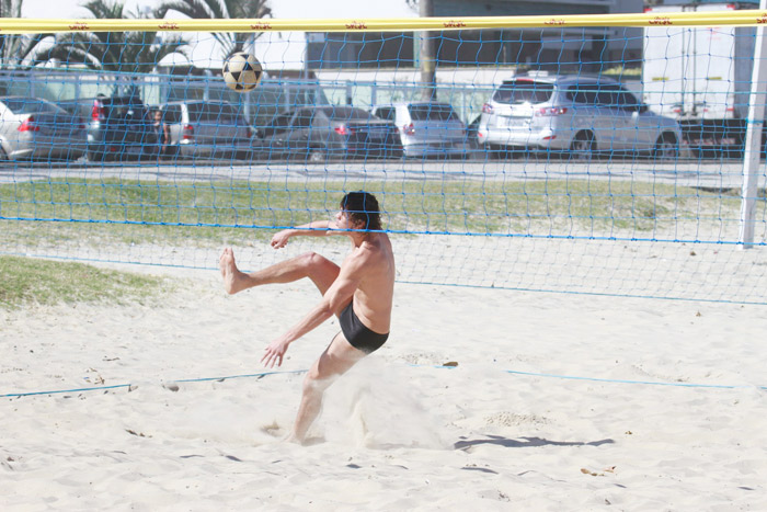 José Loreto mostra suas habilidades no futevôlei em jogo na praia