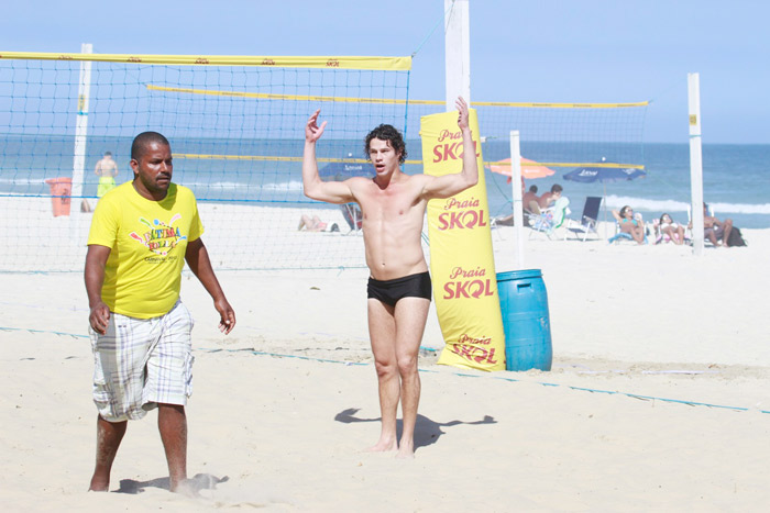 José Loreto mostra suas habilidades no futevôlei em jogo na praia