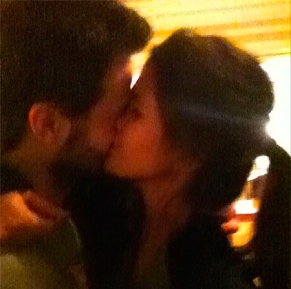 Antônia Morais aparece beijando seu Romeo