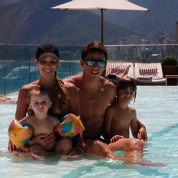 Danielle Winits curte piscina com os filhos e o namorado