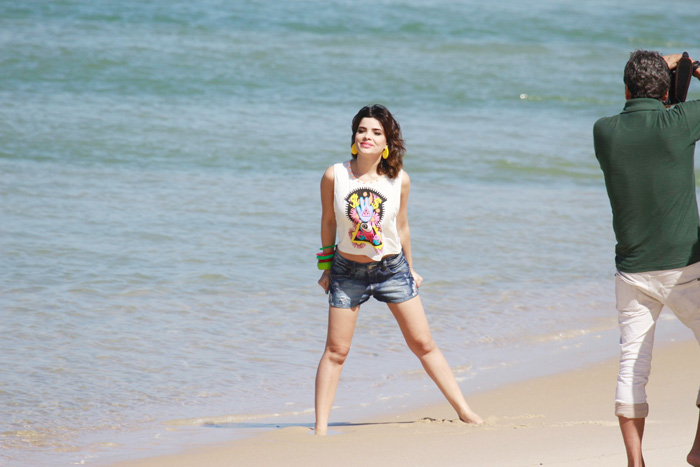 Vanessa Giácomo ri e faz charme em ensaio na praia