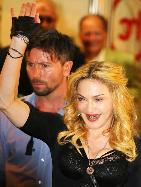 Madonna exibe prótese de diamantes nos dentes, em Roma