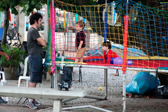 Eriberto Leão brinca com o filho em parque carioca