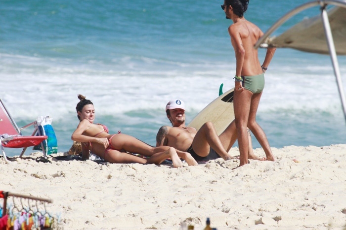 Thaila Ayala e Paulinho Vilhena namoram na praia em tarde de sol