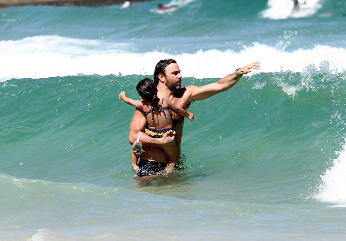 Marcelo Faria se diverte na praia com sua filha