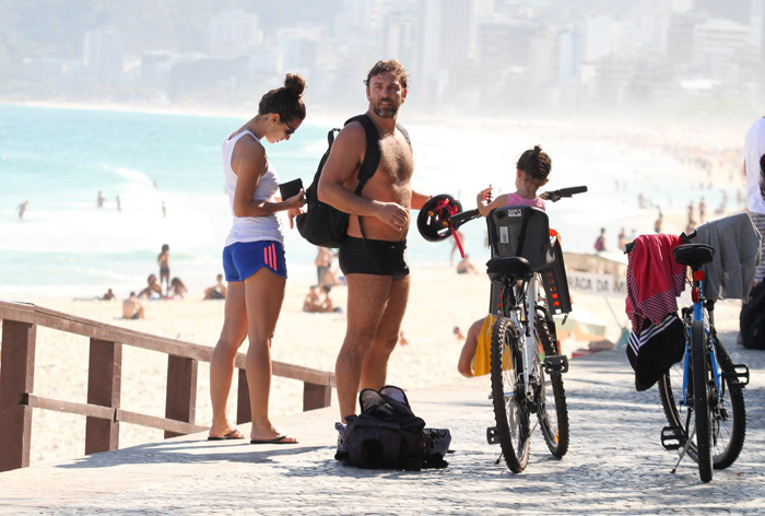 Marcelo Faria se diverte na praia com sua filha