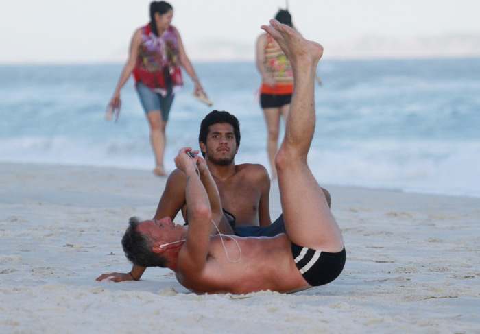 Marcello Novaes faz exercícios acompanhado do filho na Barra da Tijuca