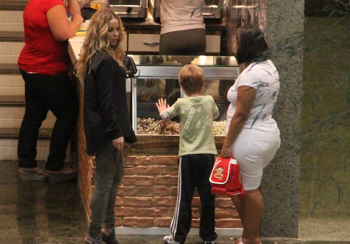 Danielle Winits passeia com o filho Noah em shopping carioca