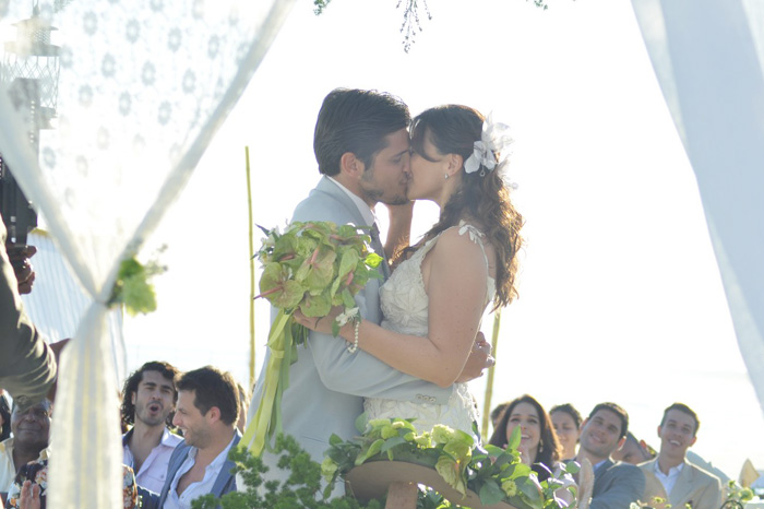 Daniela Escobar e Bruno Gissoni se casam